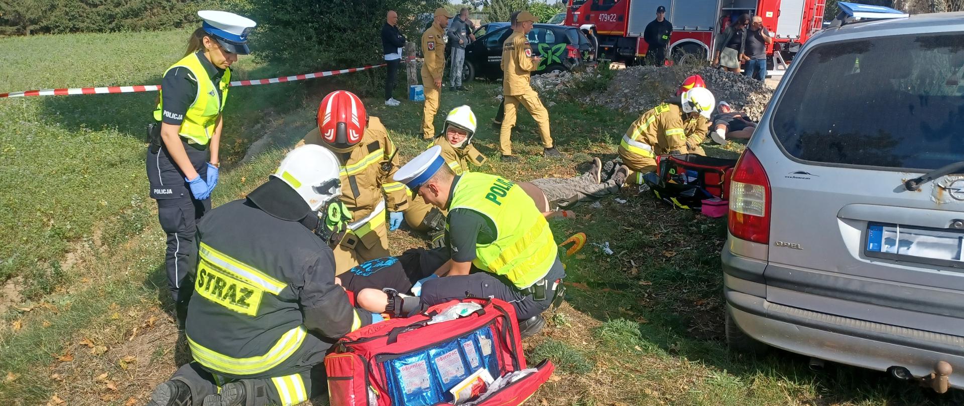 Na zdjęciu strażacy i inne służby udzielają pomocy medycznej przy zdarzeniu masowym