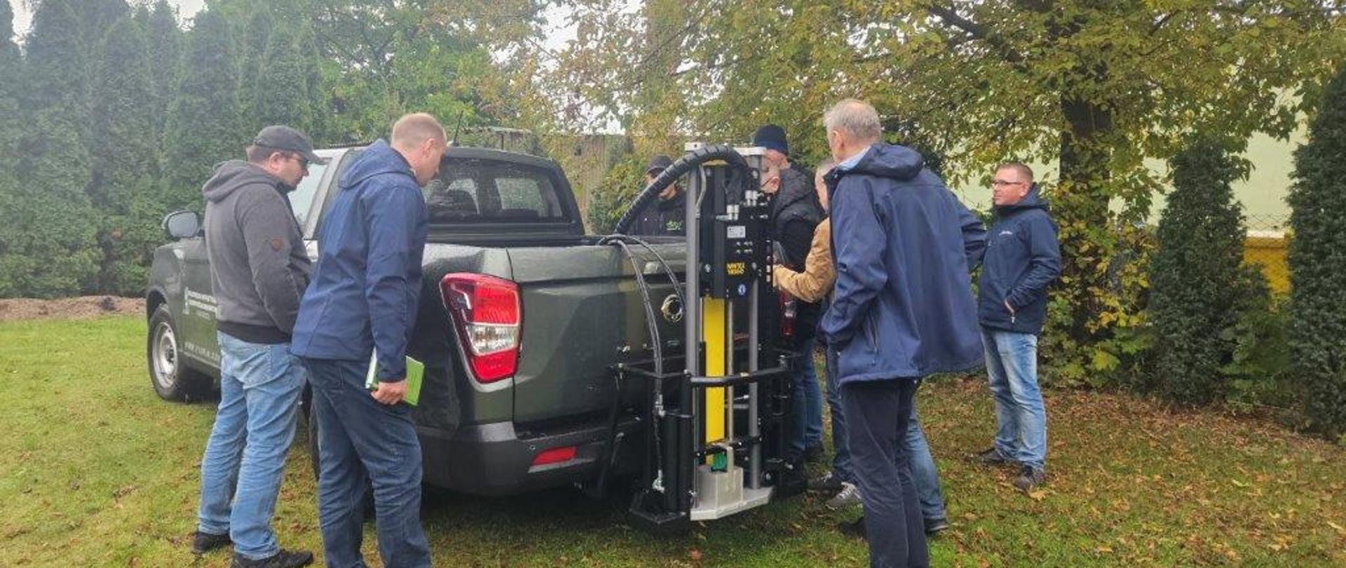 Prezentacja automatycznego próbiobierza glebowego montowanego na pojeździe