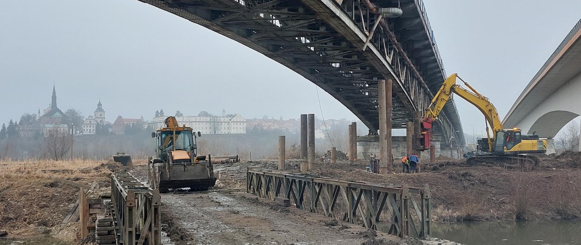 DK77 most w Sandomierzu - roboty rozbiórkowe, dźwig, spycharka, robotnicy pod demontowaną konstrukcją 