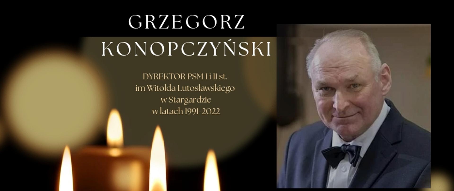 Plakat upamiętniający drugą rocznicę śmierci dyrektora szkoły Grzegorza Konopczyńskiego (1960-2022). Tło plakatu jest ciemne, w jego prawym górnym rogu znajduje się zdjęcie dyrektora, a w jego centralnej części palą się cztery świece. Na dole umiejscowiony jest napis "Pamiętamy" oraz fragment sekwencji Dies irae "Pie Jesu Domine, Dona eis requiem".