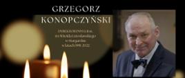 Plakat upamiętniający drugą rocznicę śmierci dyrektora szkoły Grzegorza Konopczyńskiego (1960-2022). Tło plakatu jest ciemne, w jego prawym górnym rogu znajduje się zdjęcie dyrektora, a w jego centralnej części palą się cztery świece. Na dole umiejscowiony jest napis "Pamiętamy" oraz fragment sekwencji Dies irae "Pie Jesu Domine, Dona eis requiem".