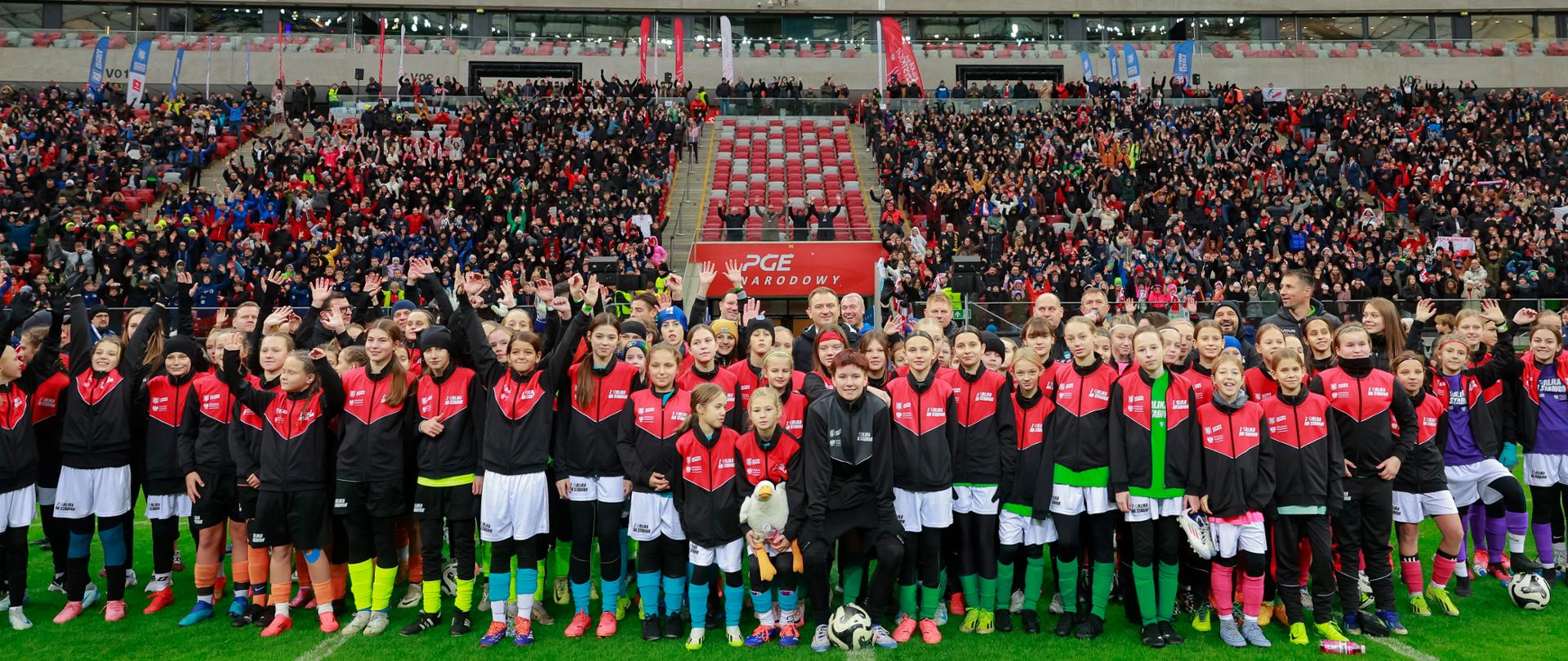 Wspólne zdjęcie uczestniczek i uczestników wielkiego finału turnieju "Z Orlika na Stadion" na PGE Narodowym.