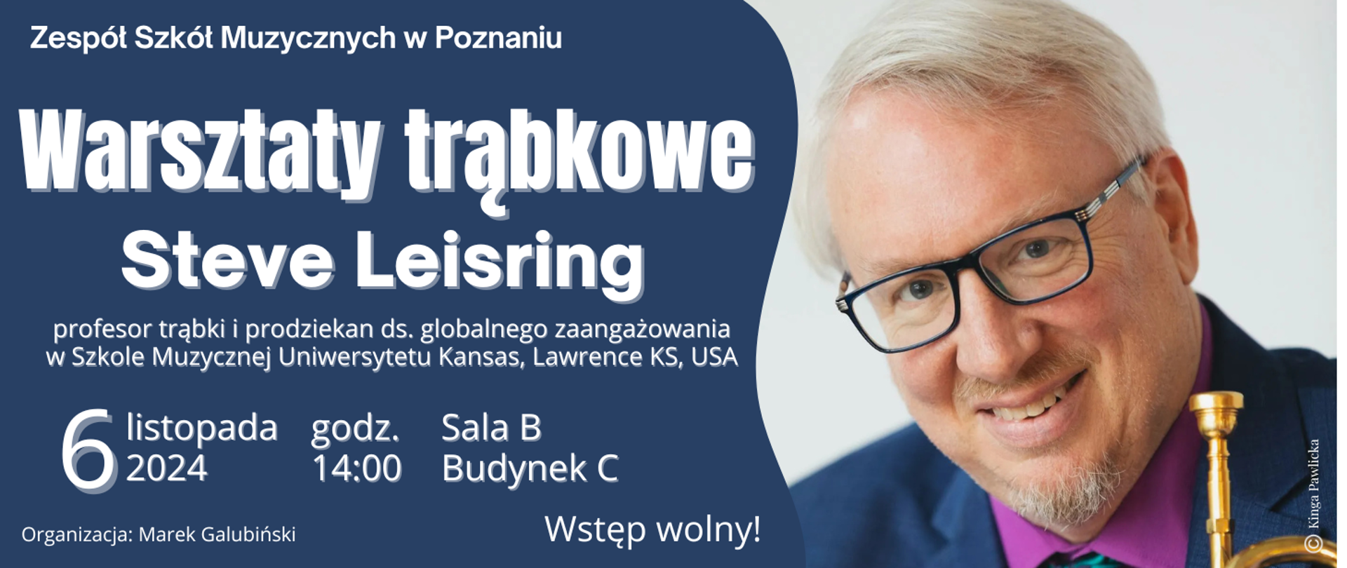 Baner na granatowym tle ze zdjęciem prowadzącego. Tekst: Zespół Szkół Muzycznych w Poznaniu, Warsztaty trąbkowe, Steve Leisring - profesorem trąbki i prodziekanem ds. globalnego zaangażowania w Szkole Muzycznej Uniwersytetu Kansas, Lawrence KS, USA, 6 listopada 2024 roku, godz. 14:00, Sala B, budynek C. Organizacja: marek Galubiński. Wstęp wolny. Grafika: Kinga Pawlicka. 