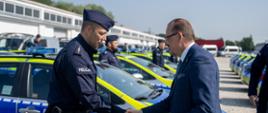 240828 - Nowe radiowozy dla dolnośląskich policjantów – Wojewoda Dolnośląski Maciej Awiżeń przekazał kluczyki do floty hybrydowej 48 nowych radiowozów.