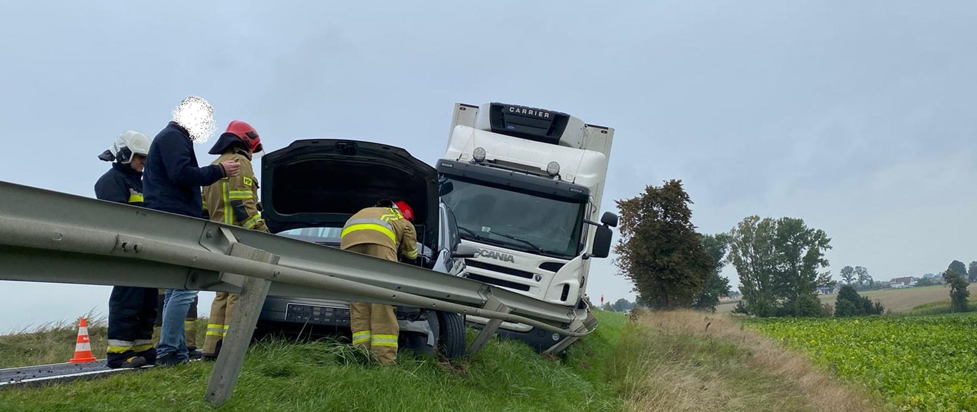 Kolizja samochodu osobowego z samochodem ciężarowym na DK25 w Młynach