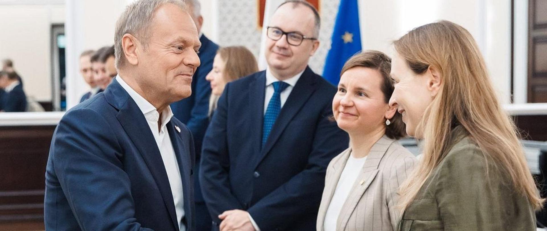 Premier Donald Tusk ściska dłoń minister funduszy i polityki regionalnej Katarzynie Pełczyńskiej-Nałęcz