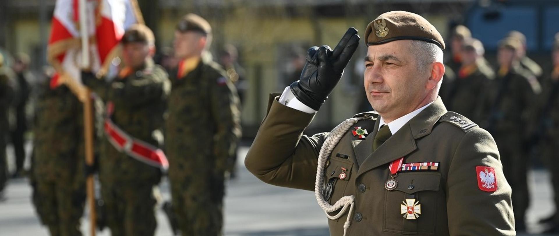 Pułkownik Sławomir Miazga salutuje w trakcie uroczystości 
