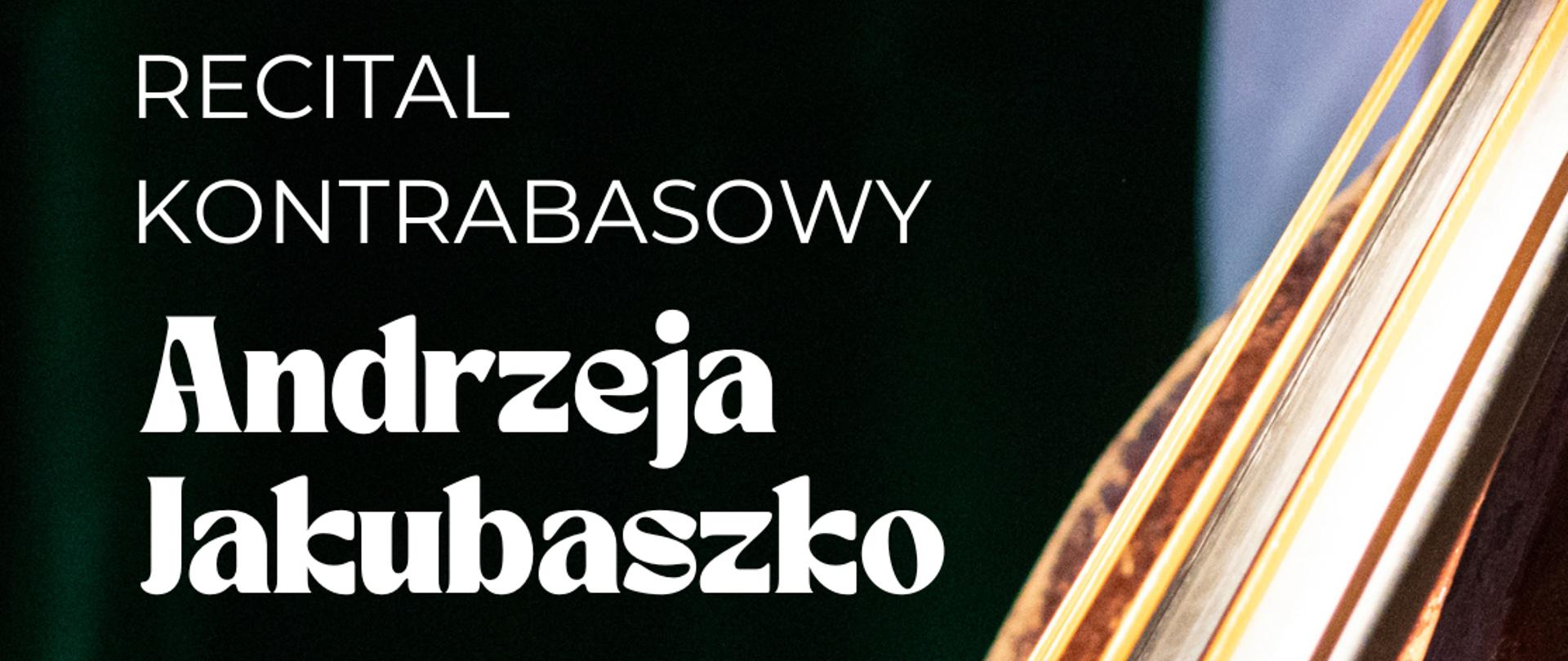 w centralnej części fragment pudła rezonansowego kontrabasu oraz strun, z lewej strony informacja o wykonawcy, repertuarze oraz terminie i miejscu recitalu, całość w ciemnej kolorystyce