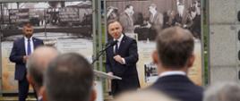 Prezydent RP Andrzej Duda przemawia pod bramą Stoczni Szczecińskiej