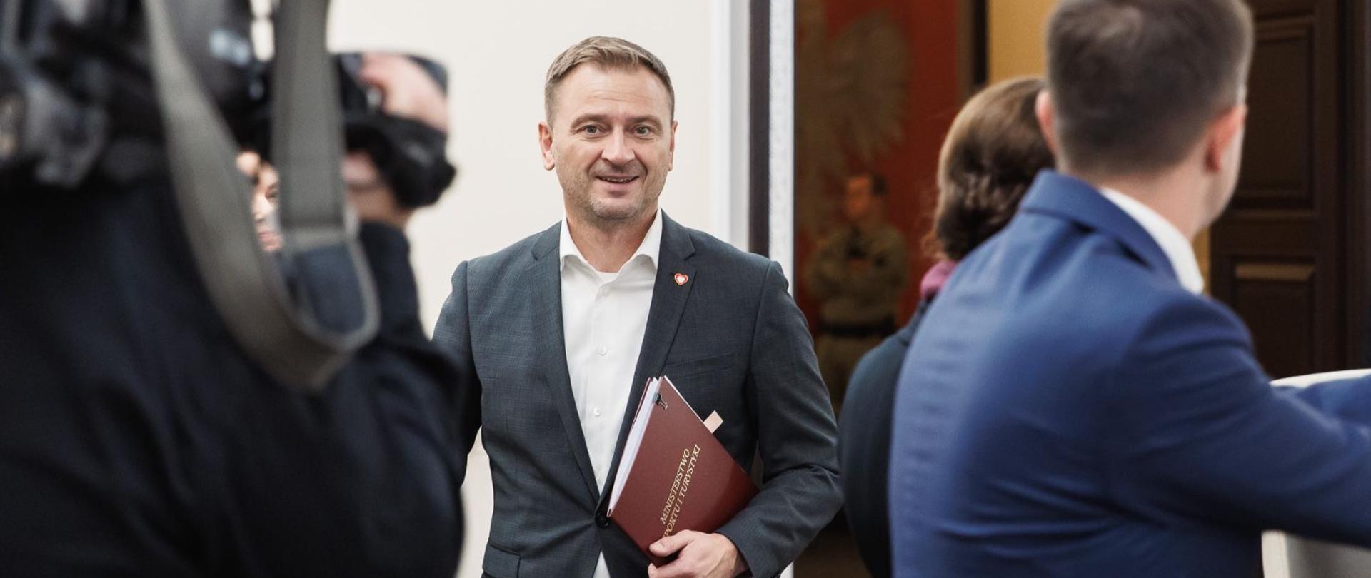 Minister Sławomir Nitras podczas posiedzenia rządu.