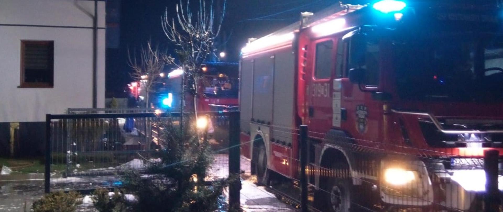 Zdjęcie przedstawia ulicę Kielecką w Kostomłotach gdzie zaparkowały samochody gaśnicze biorące udział w akcji gaszenia garażu. 