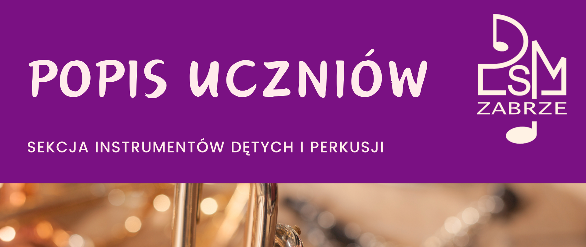 Fioletowy plakat zapowiadający popis uczniów sekcji instrumentów dętych i perkusji PSM w Zabrzu. Tło przedstawia zbliżenie na złoty instrument dęty, a w oddali widać rozmyte inne instrumenty. Wydarzenie odbędzie się 24 października 2024 o godzinie 16:30 w sali kameralnej na drugim piętrze.