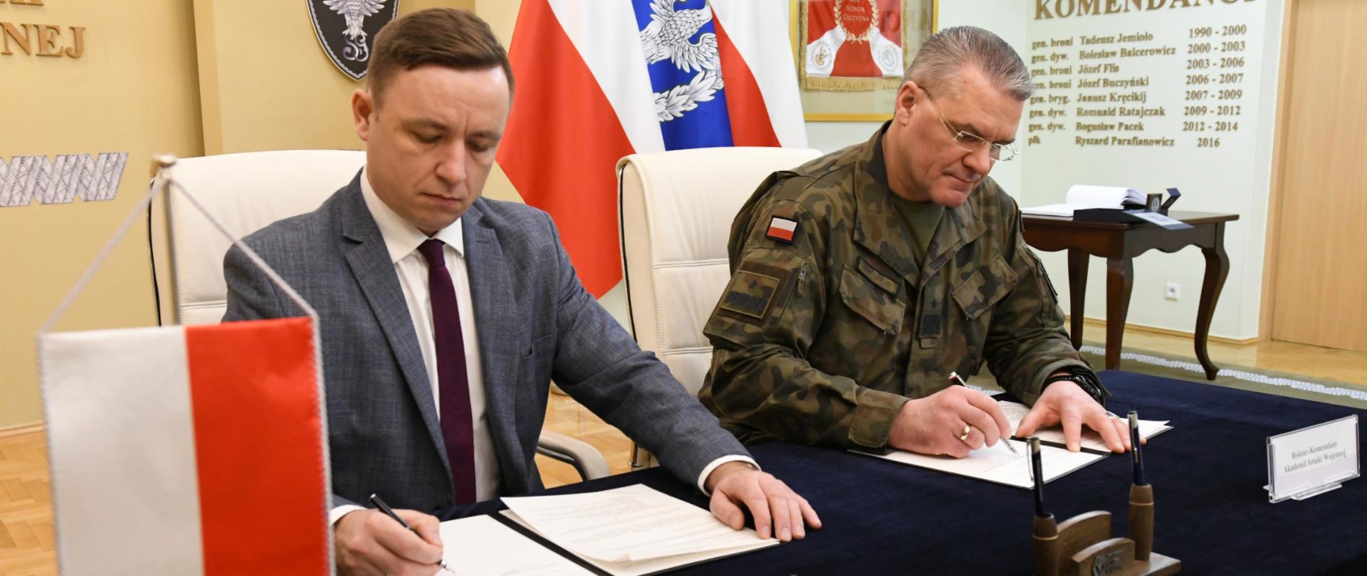 The agreement was signed by Andrzej Głowacki, acting as the President of the PAA (left), and BG Robert Kosowski, PhD and Rector-Commandant of the ASzWoj (right)