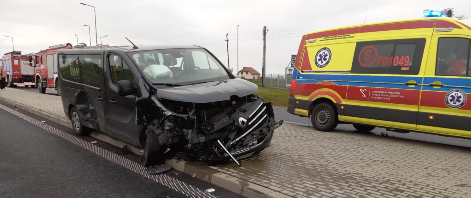 Ciemny samochód z uszkodzonym przodem