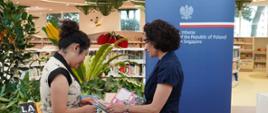 Przekazanie polskich książek NLB Singapore - Ambasador RP, Magdalena Bogdziewicz i dyrektor NLB Partnership & Strategy Group, pani Soh Lin Li.