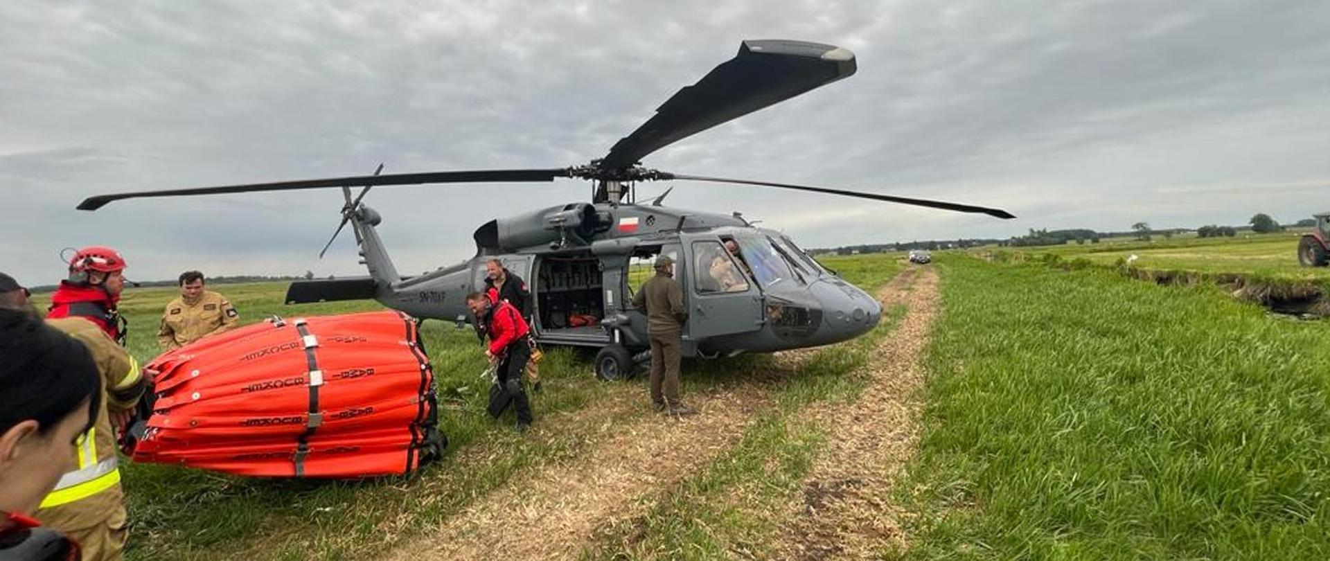 Policyjny śmigłowiec BlackHawk, zbiornik wody Bambi Bucket 