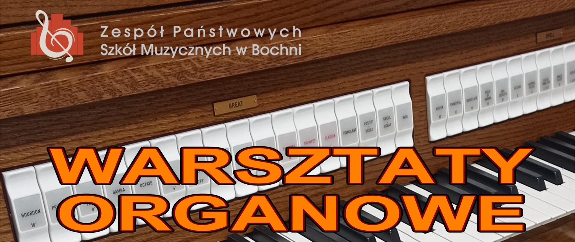 Grafika prezentująca fragment stołu gry organów w kolorze brązowym z trzema manuałami i włącznikami registrowymi zawiera w lewym górnym rogu logo ZPSM w Bochni oraz w części centralnej pomarańczowymi drukowanymi literami treść: "Warsztaty organowe dla nauczycieli i uczniów ZPSM w Bochni". Na dole znajduje się napis: "Bochnia, 12 grudnia 2024 r."