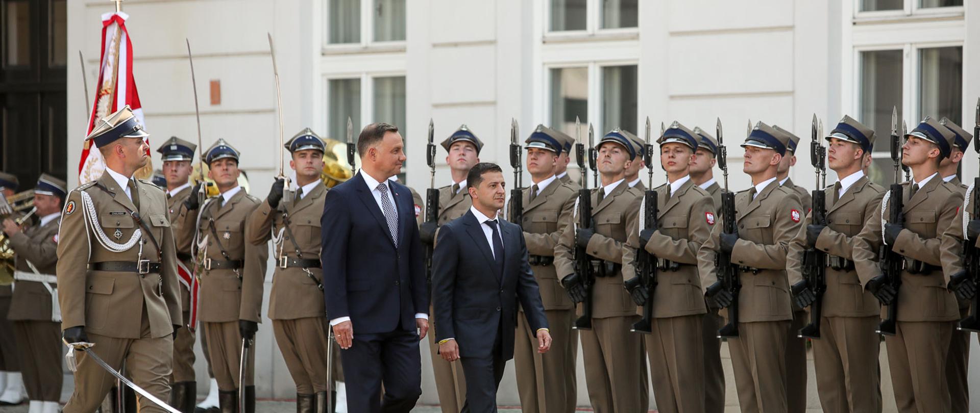 Ceremonia oficjalnego powitania na dziedzińcu Pałacu Prezydenckiego.