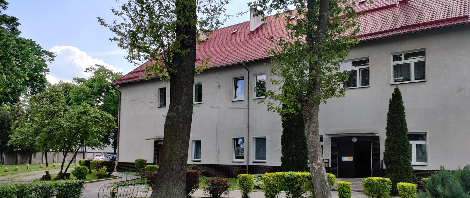 Zdjęcie przedstawiające "nowy" budynek szkoły przy ulicy Grunwaldzkiej 9 w Bolesławcu z przylegającym terenem zielonym.