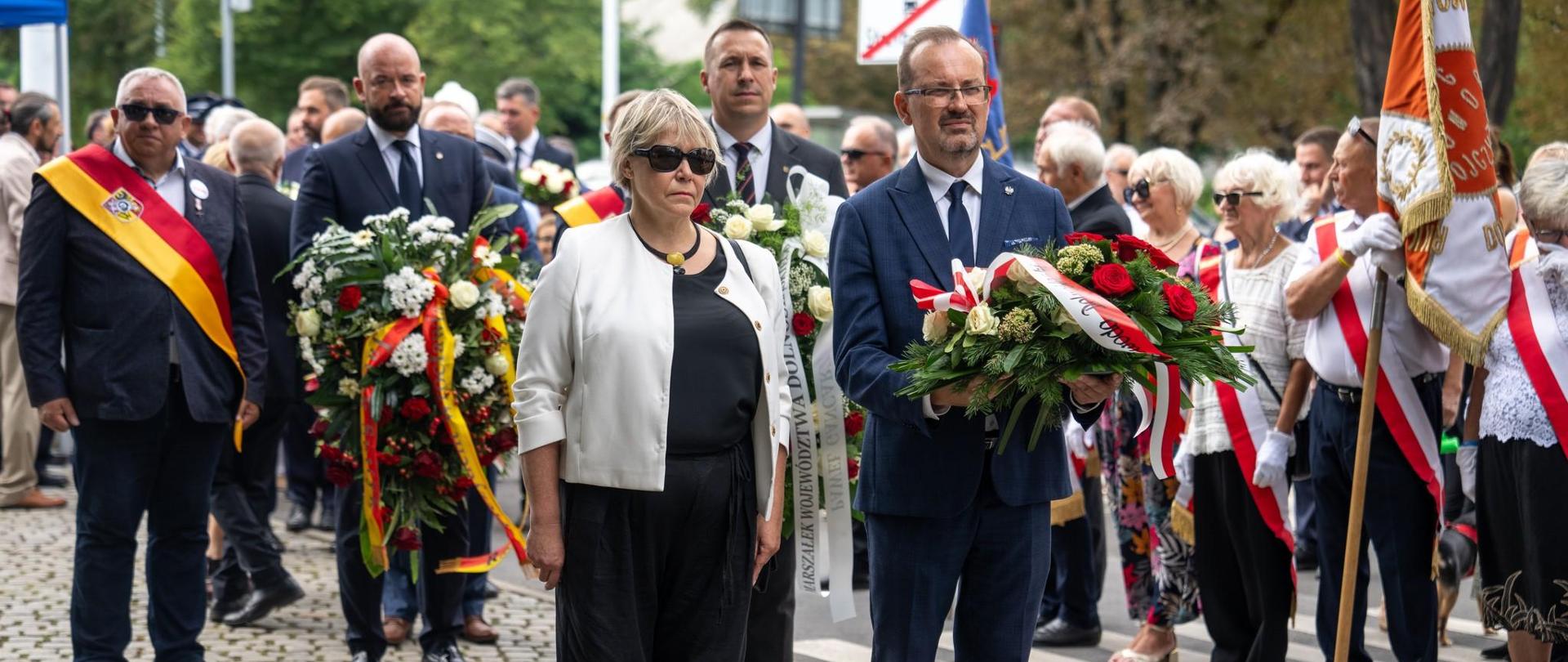 Wojewoda Dolnośląski Maciej Awiżeń w hołdzie bohaterom Solidarności, złożył kwiaty w Centrum Historii Zajezdnia we Wrocławiu, pod tablicą upamiętniającą strajk Solidarności w 1980 roku.