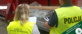Inspektor Wojewódzkiego Inspektoratu Ochrony Środowiska w Opolu wraz z funkcjonariuszem Policji przeprowadzający kontrolę samochodu ciężarowego przewożącego odpady