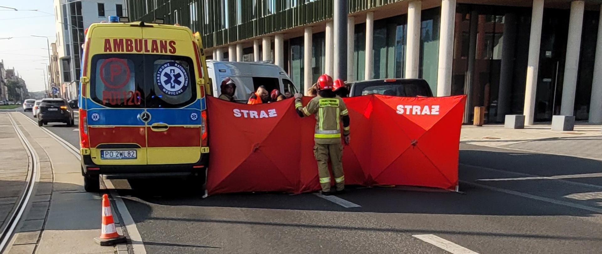 Strażak rozstawiający parawan