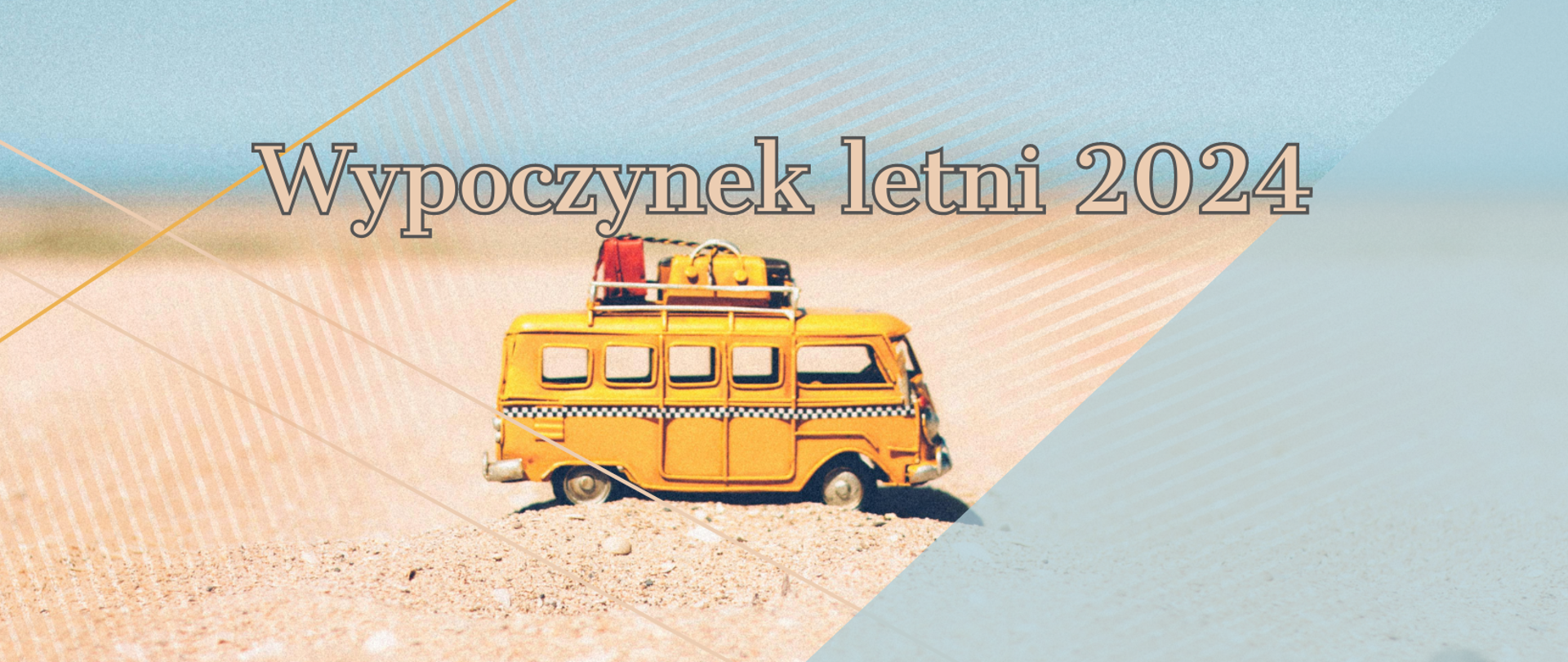 Na zdjęciu przedstawiona jest mała figurka żółtego autobusu, na którym znajdują się bagaże. Mała figurka autobusu postawiona jest na piaszczystej plaży z pięknym widokiem. 