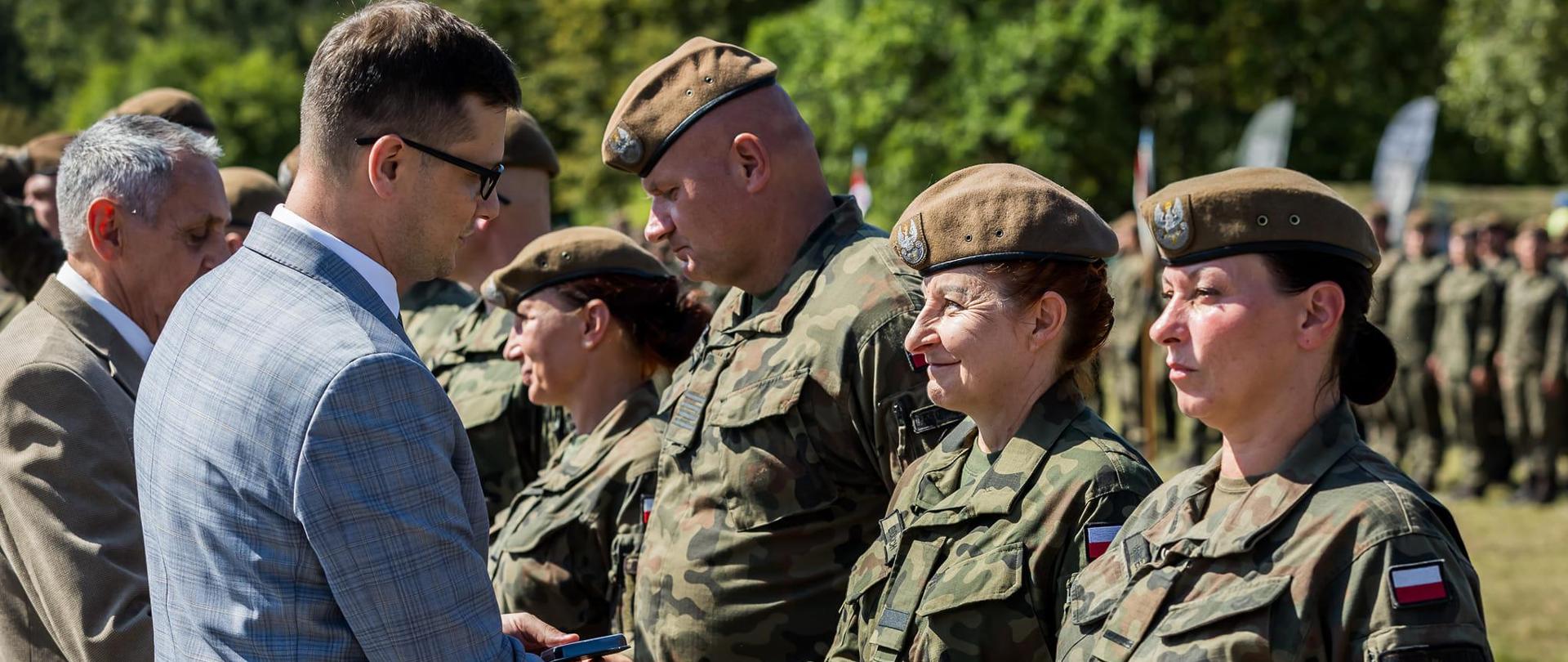 Wojewoda Kujawsko-Pomorski Michał Sztybel podczas uroczystych obchodów VI Święta 8. Kujawsko-Pomorskiej Brygady Obrony Terytorialnej