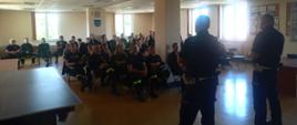 Słuchacze z jednostek OSP na wykładzie prowadzonym przez funkcjonariuszy Policji