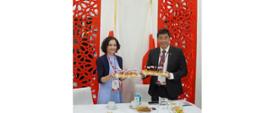 Polski pawilon narodowy na targach FHA Food & Beverage 2022 - Ambasador RP w Singapurze, Magdalena Bogdziewicz i Prezes Singapore Manufacturing Federation (SMF) Lennon Tan.