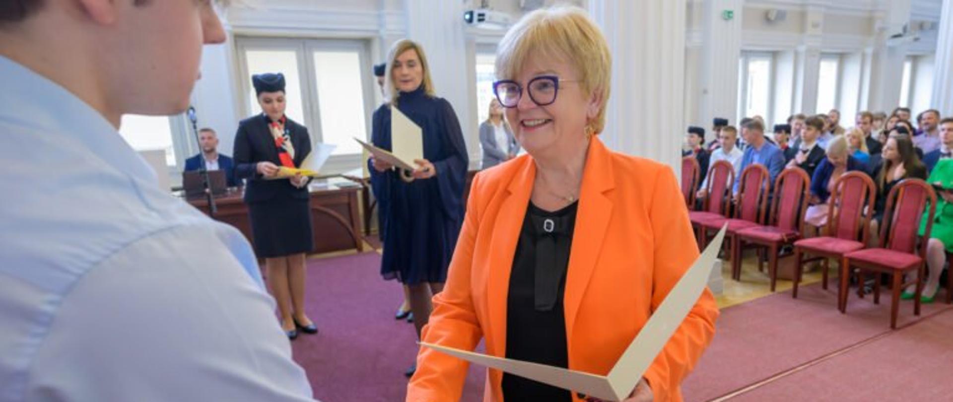 Wojewoda podkarpacki Teresa Kubas-Hul wręcza stypendia Prezesa Rady Ministrów podkarpackim uczniom