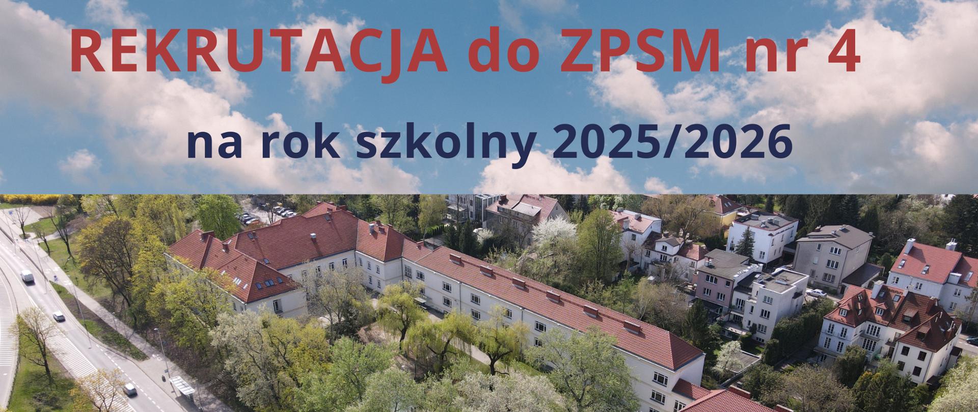 Baner dotyczący rekrutacji na rok szkolny 2025/2026. Napis rekrutacja do ZPSM nr 4 na rok szkolny 2025/2026 umieszczono na górnej części z tłem nieba z chmurami, dolna część banera przedstawia widok szkoły z lotu ptaka