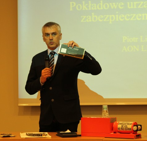 Piotr Lipiec podczas spotkania w Lotniczym Kole Naukowym Akademii Obrony Narodowej